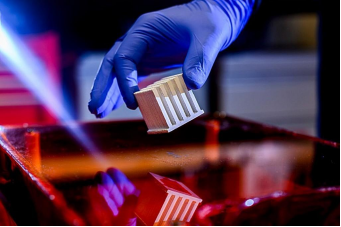 精工研材,绘就应用新图景_&mdash;&mdash;二O二五年世界科技发展回顾&middot;新材料篇