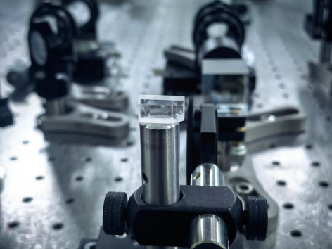 新型晶体输出创纪录超短波长激光