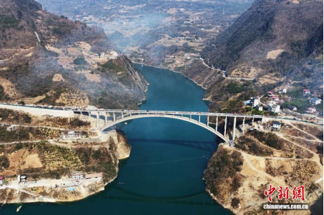 国内首座高低不对称悬浇拱桥试通车