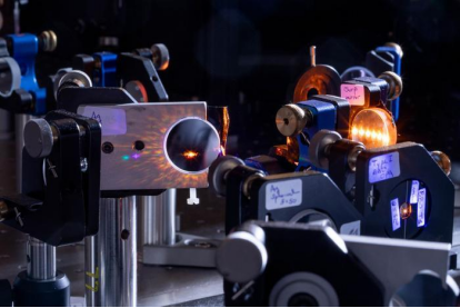 光控超高速计算机造出，运算比当前最快电子器件快百倍以上